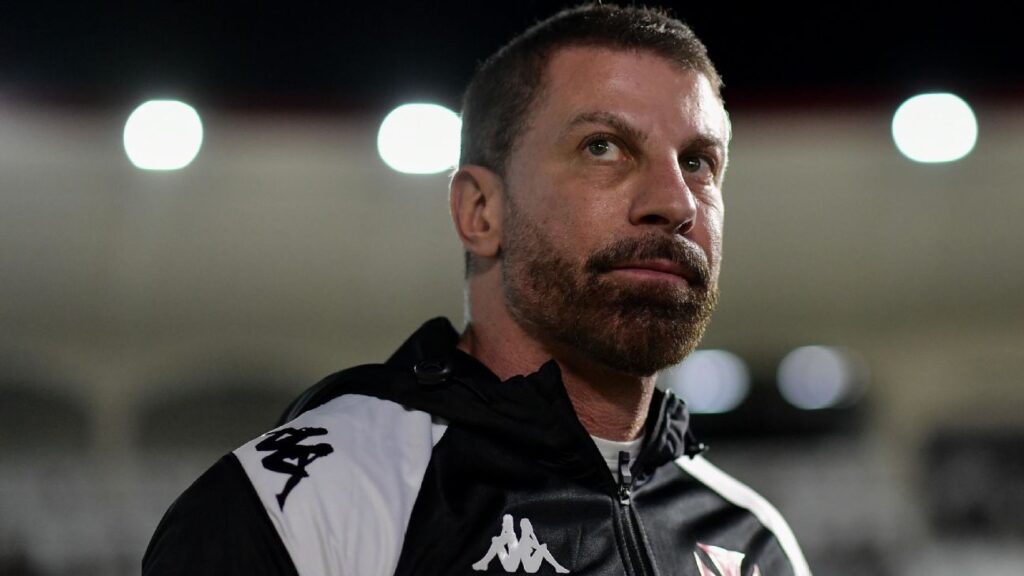 sumula-de-vasco-x-bahia-relata-furia-de-pedrinho-contra-arbitro-em-intervalo:-‘tira-a-mao-de-mim’