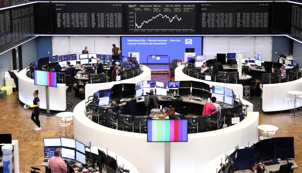 acoes-europeias-atingem-minima-de-3-semanas-sob-pressao-por-investigacoes-dos-eua