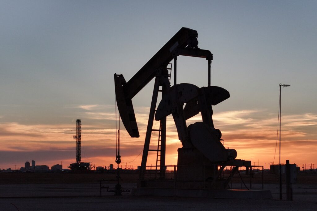 petroleo-fecha-perto-da-estabilidade,-de-olho-em-tensoes-geopoliticas-e-oferta