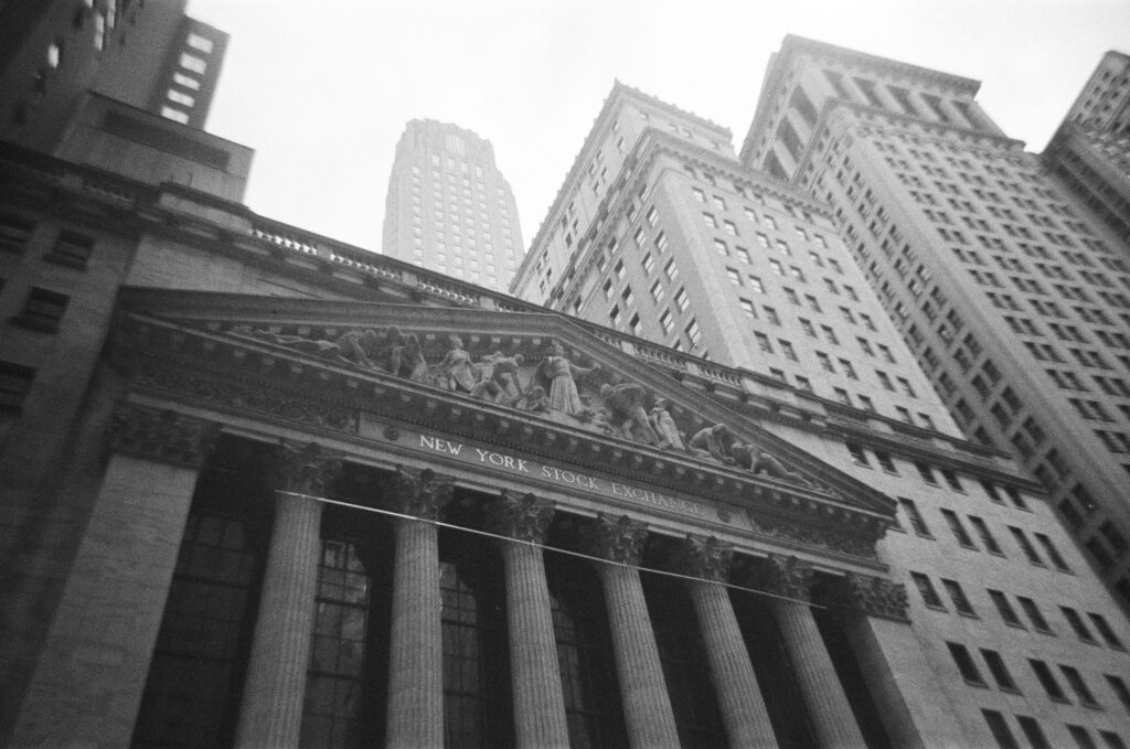 bolsas-de-ny-fecham-em-queda-com-dados-colocando-duvida-sobre-rumo-do-fed
