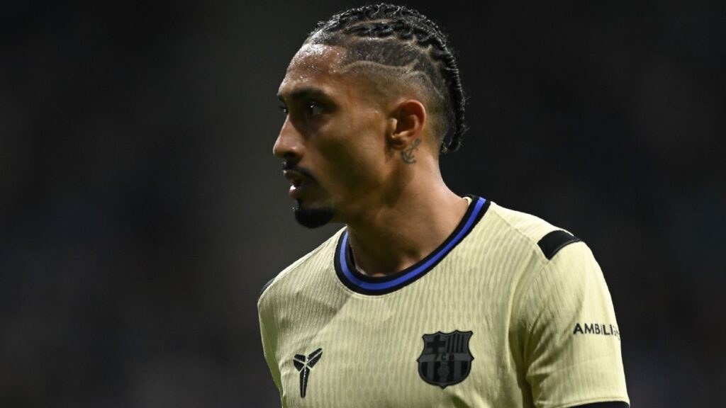 raphinha-se-lesiona-e-desfalcara-barcelona-em-confronto-contra-o-psg-pela-champions-league