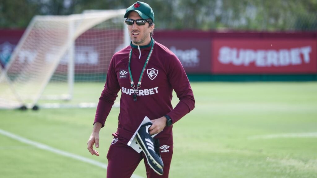 zubeldia-chega-ao-rio-para-assumir-fluminense-e-se-alegra-com-chance-de-dirigir-cano:-‘e-um-prazer’