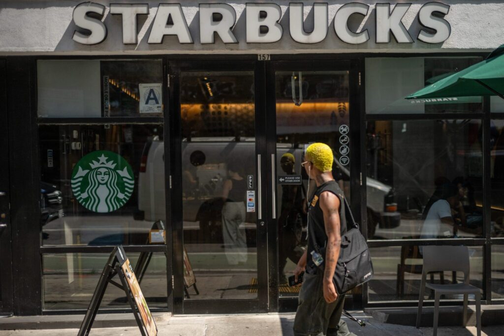 starbucks-aposta-na-nostalgia-para-ser-‘central-perk’-de-friends-e-atrair-geracao-z