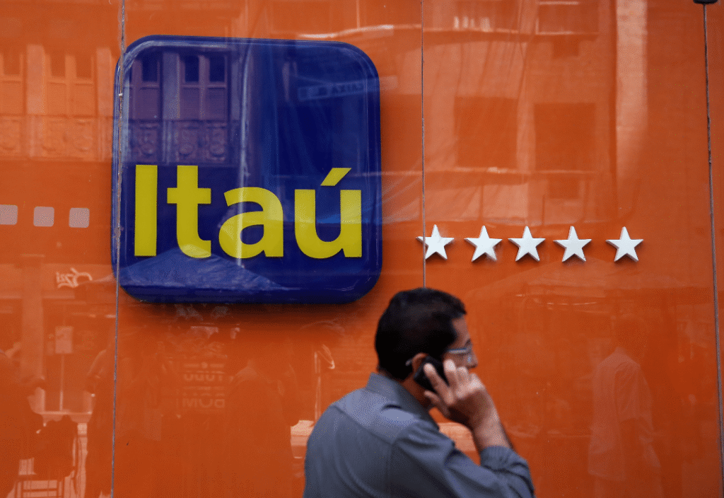 itau-encara-queda-em-setembro-e-desafios-politicos;-vale-a-pena-investir-em-itub4?
