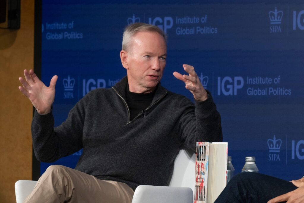 ex-ceo-do-google-diz-que-home-office-afeta-competicao-com-china,-onde-jornada-tem-12h