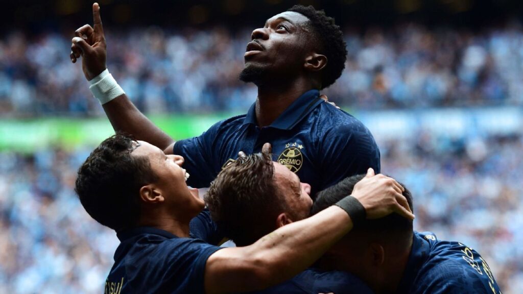 gremio-vence-vitoria-na-estreia-de-jair-ventura-e-alcanca-g-8-do-brasileirao
