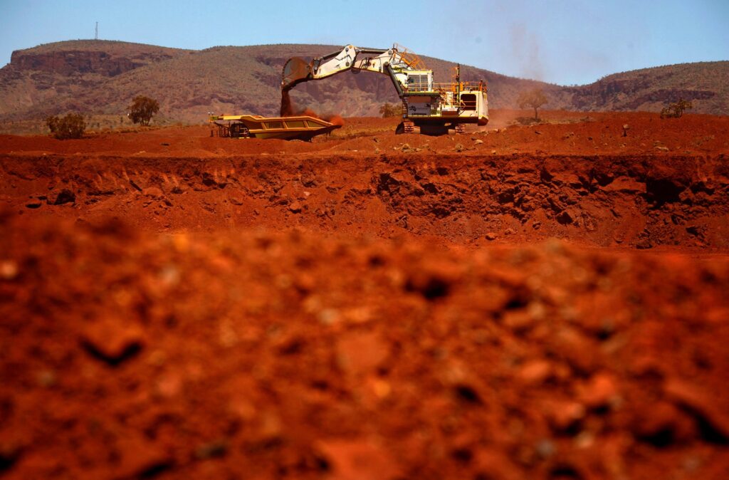 minerio-cai-com-demanda-fraca-por-aco-e-aumento-de-estoques-nos-portos-da-china