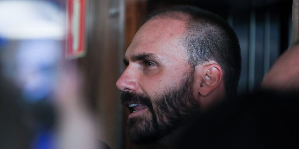 moraes-diz-que-eduardo-bolsonaro-esta-nos-eua-para-fugir-da-lei